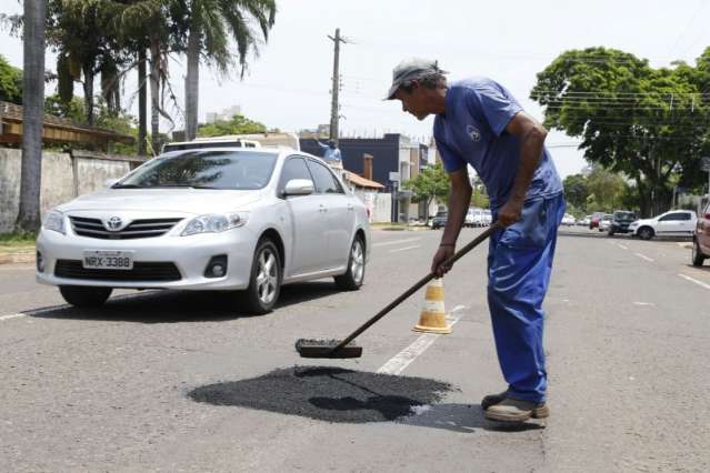 Prefeitura retoma tapa buracos e promete ampliar a&ccedil;&atilde;o na ter&ccedil;a
