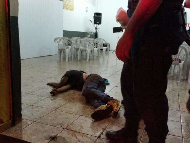 Homem pede ajuda em igreja ap&oacute;s ser baleado com 2 tiros 