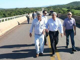 Puccinelli participa de vistoria de ponte; inspeção durou 40 minutos. (Foto: Capital do Pantanal)