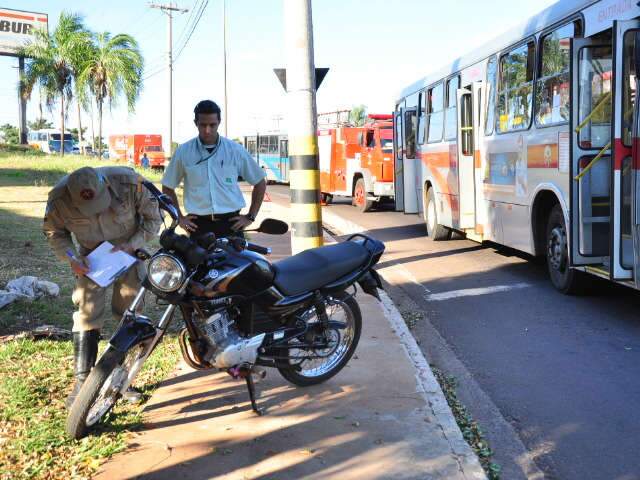  Motociclista fica ferida ao colidir moto em &ocirc;nibus na Gury Marques