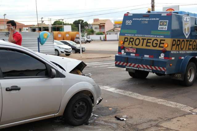 Ve&iacute;culo fica com a frente destru&iacute;da ao colidir na traseira de carro forte 