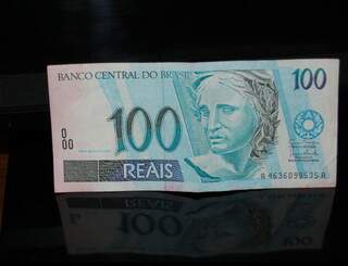 Nota de R$100,00 mancahada foi sacada aem caixa eletrônico do Banco do Brasil. (Foto: Simão Nogueira)