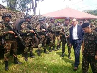 Ministro da Defesa (sem farda) passa em frente a soldados do Sisfron, hoje em Dourados (Foto: Adalberto Domingos)
