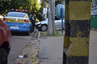 Carro colidiu contra poste na avenida Afonso Pena com a Rui Barbosa. Esse foi um dos acidentes registrados nesta manhã. (Foto: Simão Nogueira)