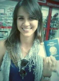 Engenheira exibe passaporte antes da &quot;recompensa&quot;, a viagem de 1 ano para os EUA. 