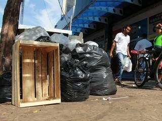 O lixo voltou a acumular no Centro (Foto: Marcos Ermínio)