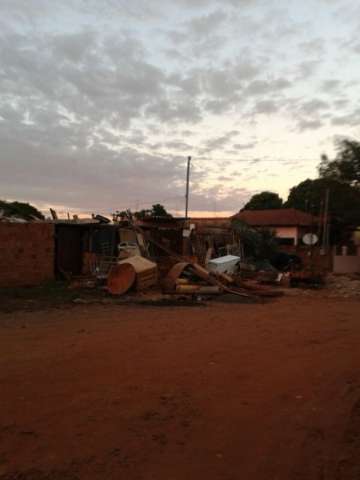 Moradores reclamam de reciclador que acumula lixo no Jardim Botafogo