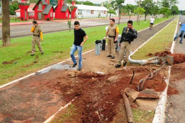 Motorista perde controle de ve&iacute;culo, que derruba radar