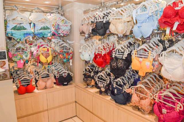 Galeria famosa na rua Bahia tem cosméticos, moda íntima, roupas e acessórios.