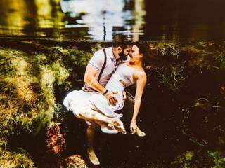 Apaixonados mergulham em busca do cenário perfeito para fotos do casamento. (Foto: Lusival Junior)
