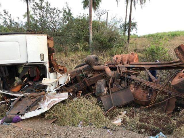 Ex-prefeito fica gravemente ferido ao tombar caminh&atilde;o na MS-164