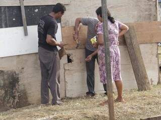 Moradores do bairro Vespasiano Martins improvisam a construção de novos barracos (Fotos Alan Nantes)