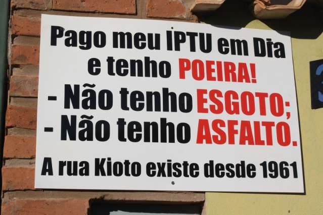 Mulher cria campanha para melhorar rua onde os filhos moram