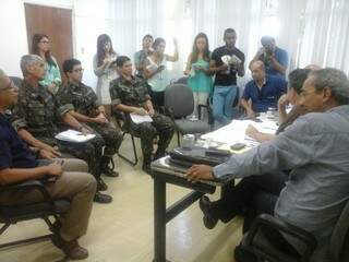 Representantes do Exército e da prefeitura acertaram detalhes de convênio. (Foto: Fernanda Yafusso)