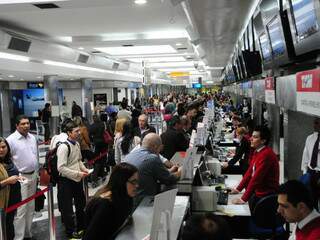 Nesta tarde o saguão do aeroporto ficou lotado de passageiro, mas não houve tumulto. (Foto: Rodrigo Pazinato)