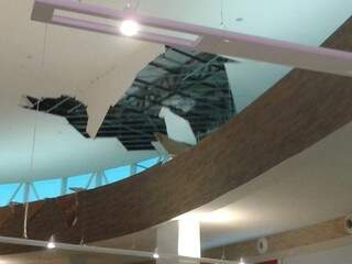 Placas caíram e pararam na bancada que separa o teto da praça da alimentação do shopping (Foto: Reprodução Facebook)