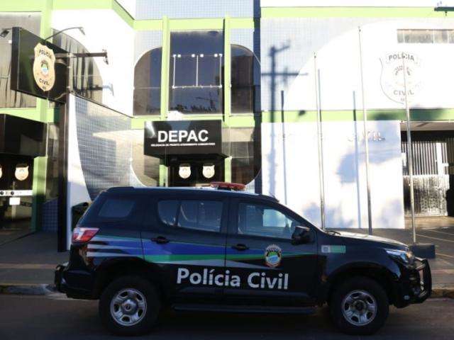 Dupla invade casa, amarra moradora e foge com dinheiro, carro e joias