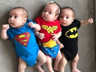 Trio de super-heróis de Paula, com apenas 2 meses de vida. 