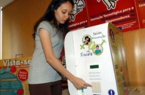  Nelsinho consulta população sobre instalação de máquinas de camisinha em escolas