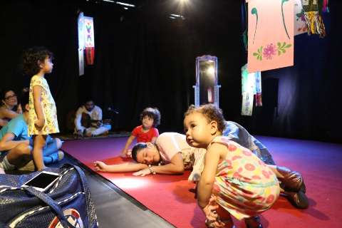Com a plateia mais fofa, teatro para bebês permite algo diferente com os filhos