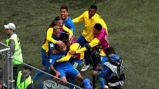 Neymar é abraçado pelos companheiros ao marcar o segundo gol brasileiro na Copa do Mundo (Foto: Paulo Nonato de Souza)