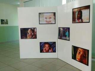 A exposição está na Escola de Assistência Social de MS. (Foto: André Bittar)