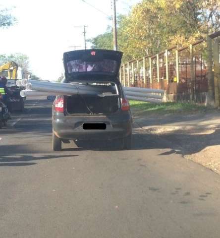 Carro &eacute; flagrado transportando tubos de PVC de forma irregular na Gury Marques