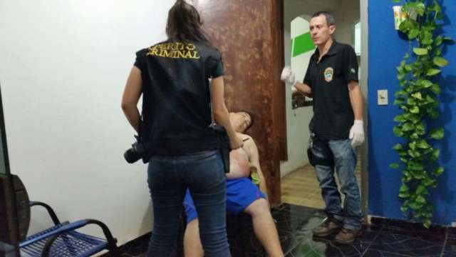 Homem &eacute; executado dentro de casa com seis tiros enquanto conversava com amigo