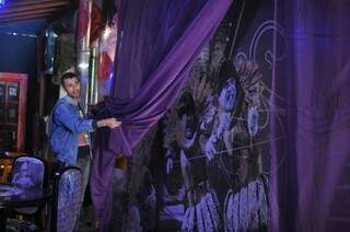 Papel de parede é escondido com a cortina para revelar experiências da pista de dança. (Foto: Alcides Neto)