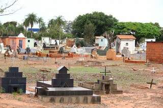 Empresa ficará novamente encarregada da limpeza de cemitérios municipais (Foto: Marcos Ermínio)