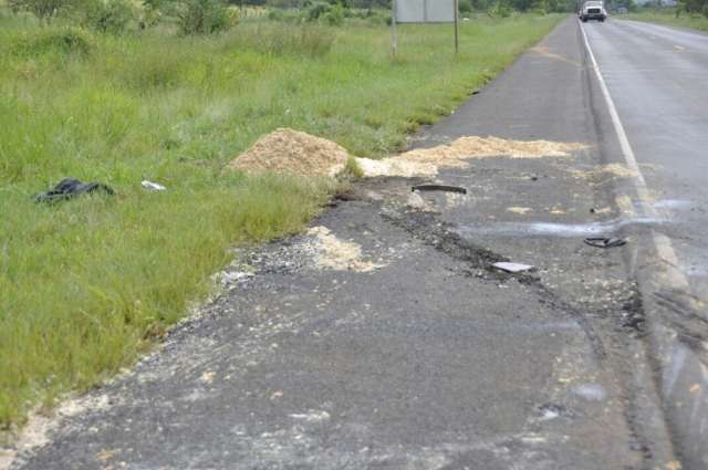 Carga de 4,5 toneladas mexe, motorista perde o controle e caminh&atilde;o tomba