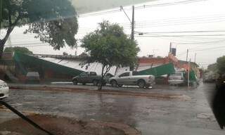 O temporal também causou a queda da estrutura de uma padaria no Bairro Coophatrabalho. (Foto: Luana Torres/Direto das Ruas)