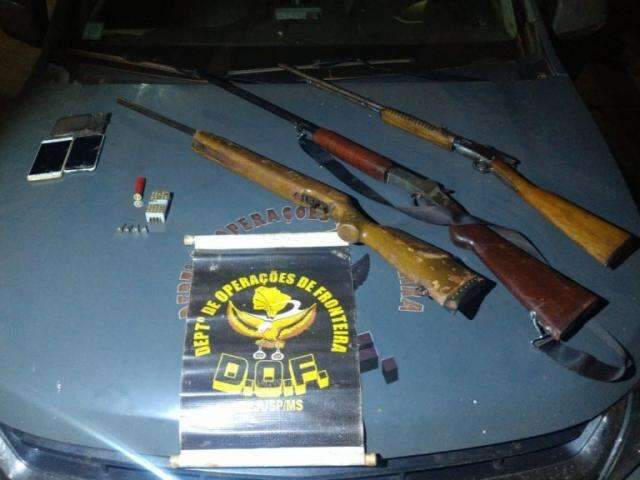 Dupla &eacute; presa pelo DOF com espingardas e 47 muni&ccedil;&otilde;es na fronteira 