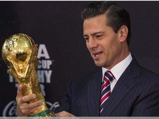 Presidente do México recebeu a taça da Copa do Mundo no Brasil durante giro por aquele País (Foto: Divulgação)
