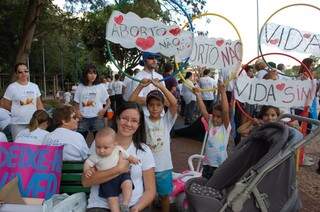 Crianças também participam de ato contra o aborto (Foto: Simão Nogueira)
