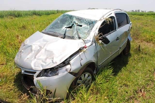 Ap&oacute;s tentar ultrapassagem, carro capota e motorista fica ferido na MS 141