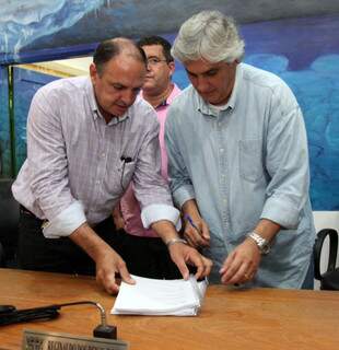 Delcídio e prefeito de Bonito, José Arthur Figueiredo, durante assinatura do convênio (Foto: assessoria do senador)