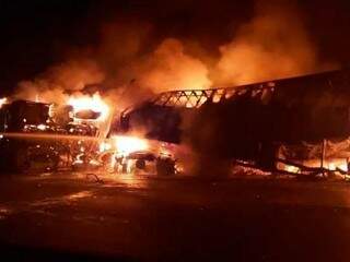 Ônibus foi consumido pelas chamas após colisão (Foto: Patos Hoje)