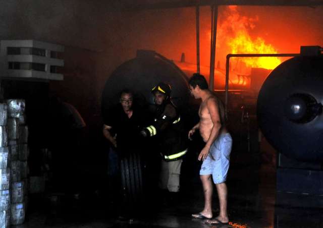 M&aacute;quina provoca inc&ecirc;ndio em recauchutadora de pneus