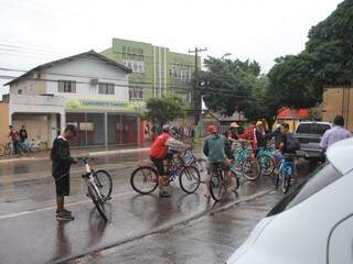 Ciclistas chegaram a ir até a Avenida das Bandeiras, ponto de concentração, mas passeio foi adiado. (Foto: Marina Pacheco)