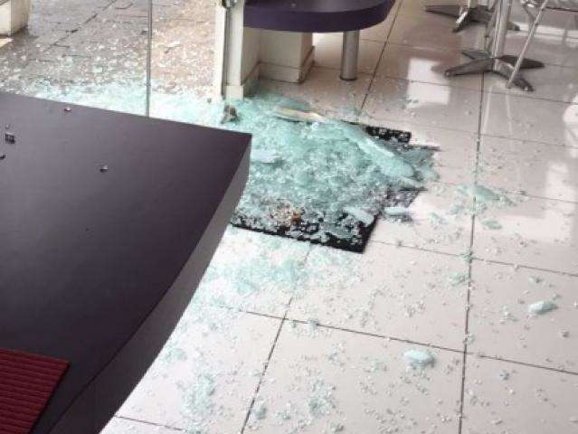 Com tampa de bueiro, ladr&atilde;o arromba milkshakeria e furta TV; 3&ordm; caso do dia