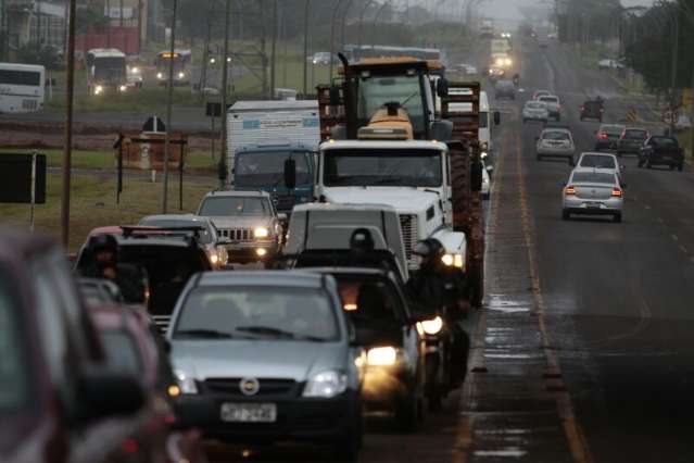 Tr&acirc;nsito fica lento com interdi&ccedil;&atilde;o parcial de cruzamento na BR-262