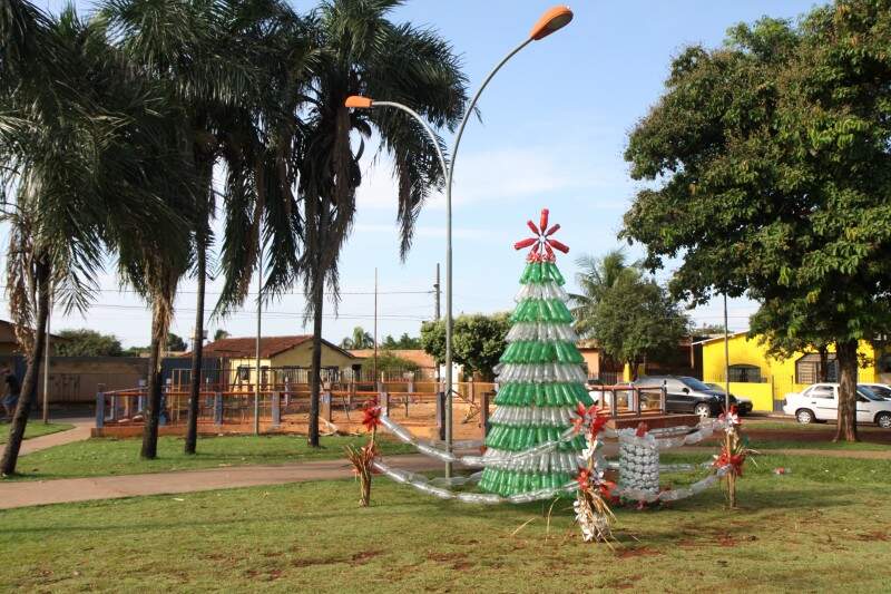 Moradora faz árvore de Natal de garrafas pet para enfeitar praça no  Piratininga - Comportamento - Campo Grande News