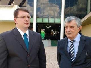 Rafael e Santini, advogados de David, protocolam denúncia no TRE (Foto: Ricardo Campos Jr.)