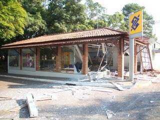 Cenário de destruição após ataque a caixas eletrônicos em agência do Banco do Brasil (Foto: Marcos Ermínio/Arquivo)