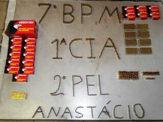 Na primeira casa foram encontradas 65 munições. (Foto: Divulgação/ PM)