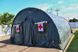 Tendas emprestadas pelo Exército Brasileiro estão auxiliando no atendimento dos pacientes. (Foto: Fernando Antunes)