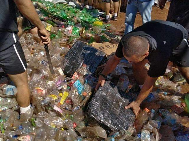 Pol&iacute;cia acha outro caminh&atilde;o preparado com maconha em carga de recicl&aacute;vel