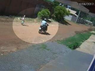 Vídeo mostra momento em que motociclista passa por criança na rua. (Foto: Reprodução)