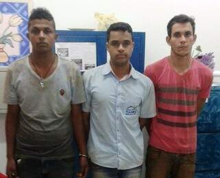 Renato (à esquerda) foi preso com dois companheiros do tráfico (Foto: Divulgação)